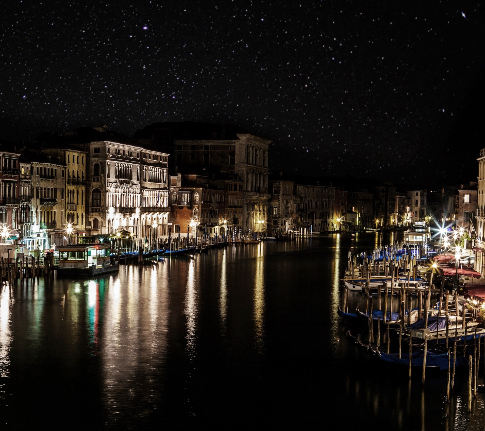 Vista noturna de uma cidade com barcos e prédios na água (italiano, noite, flúmen, cena, veneza)