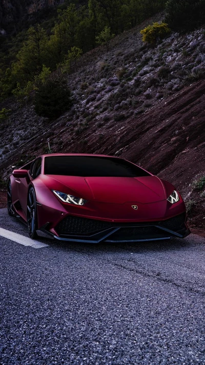 Atemberaubender roter Lamborghini Huracán auf einer Bergstraße