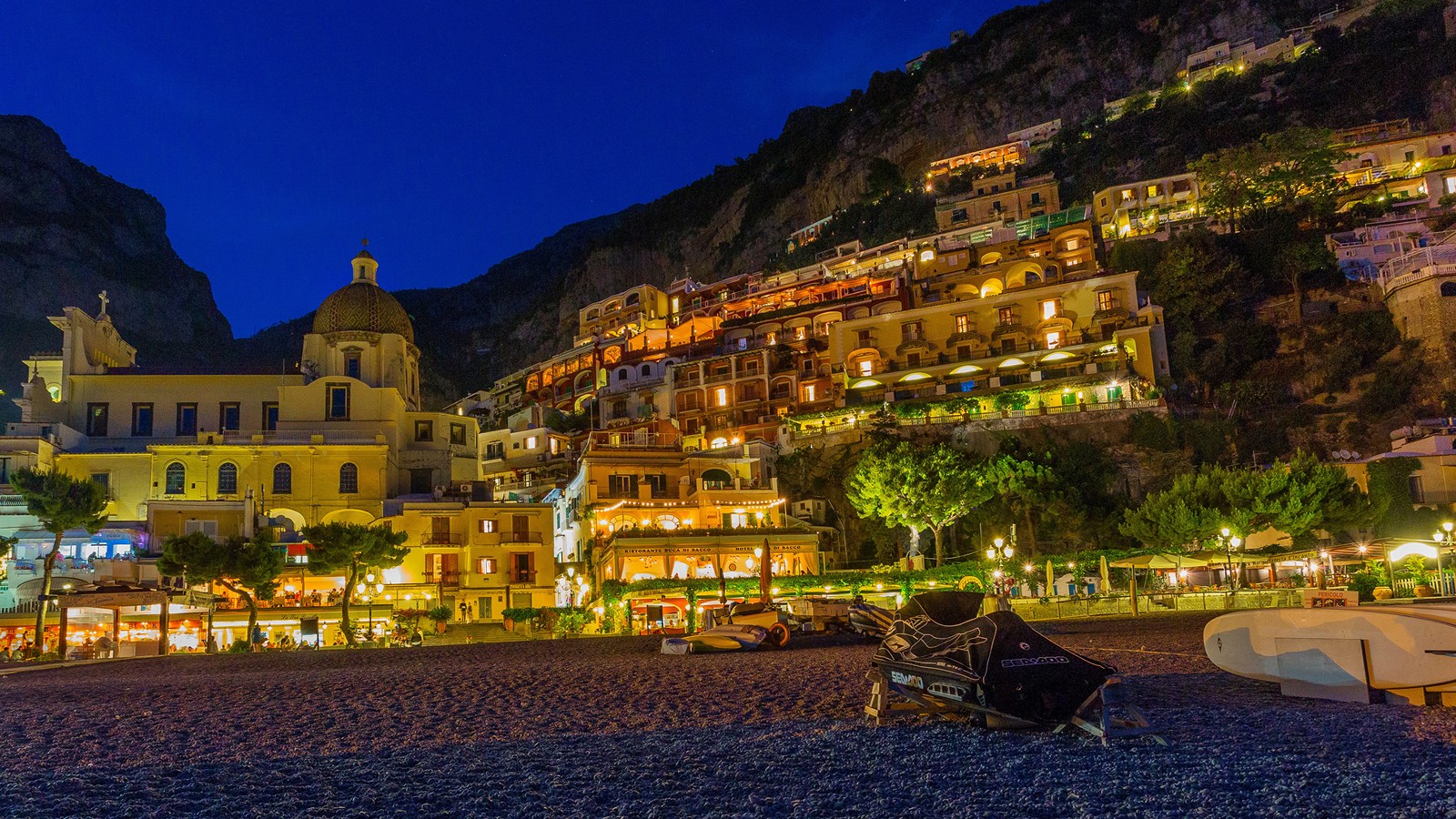 Uma vista de uma praia com um monte de barcos nela (positano, minori, noite, cidade, costa)