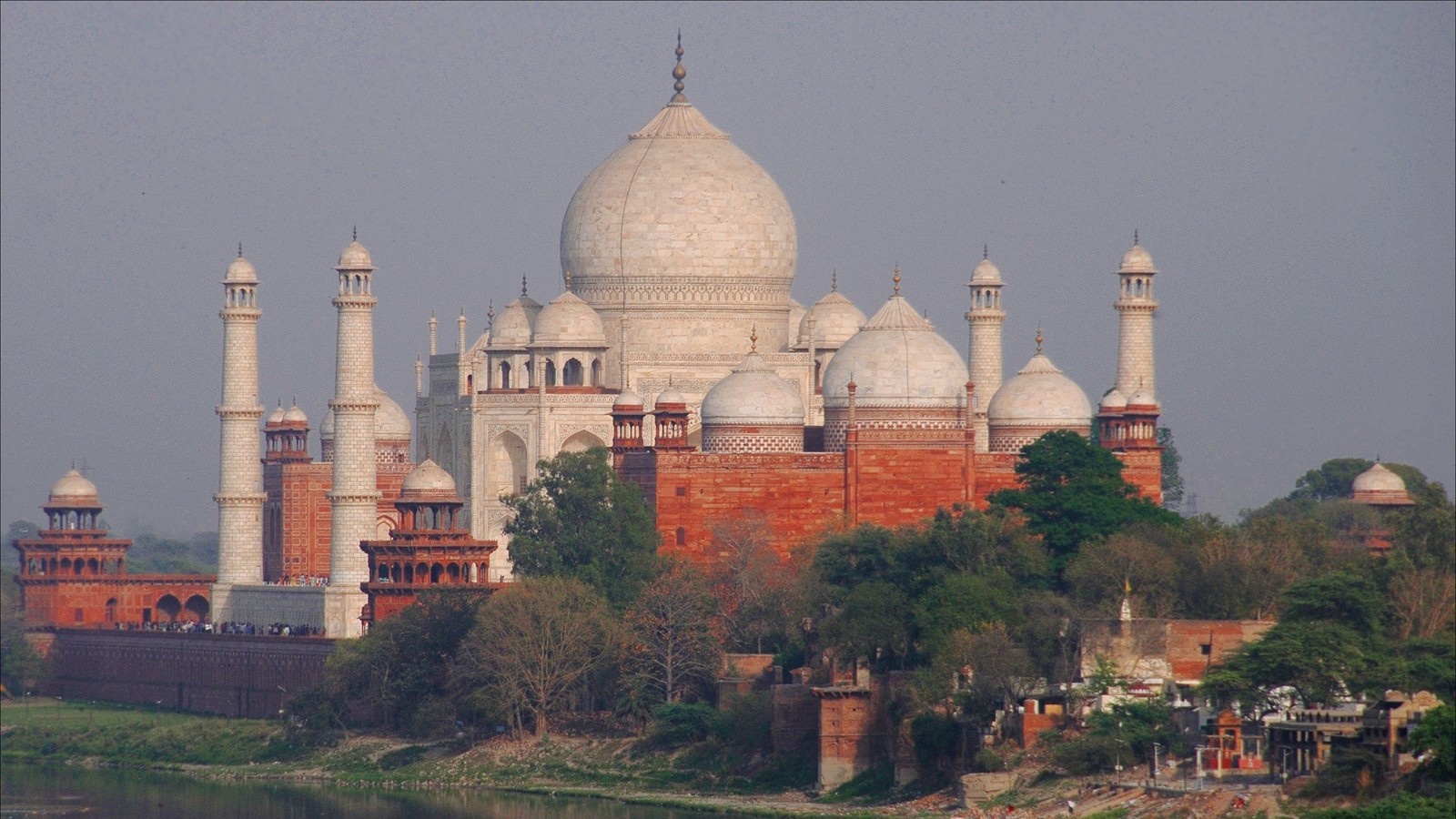 Vista aérea de um grande edifício com muitas torres (taj mahal, atração turística, mausoléu, cidade, marco)