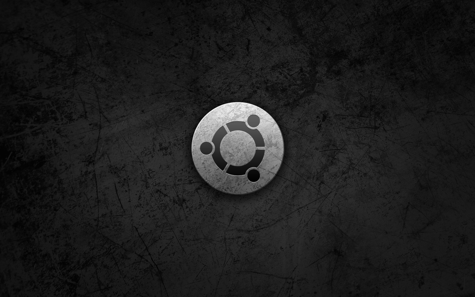 Una foto en blanco y negro de un botón de metal con un logo (ubuntu, negro, monocromo, blanco y negro, atmósfera)