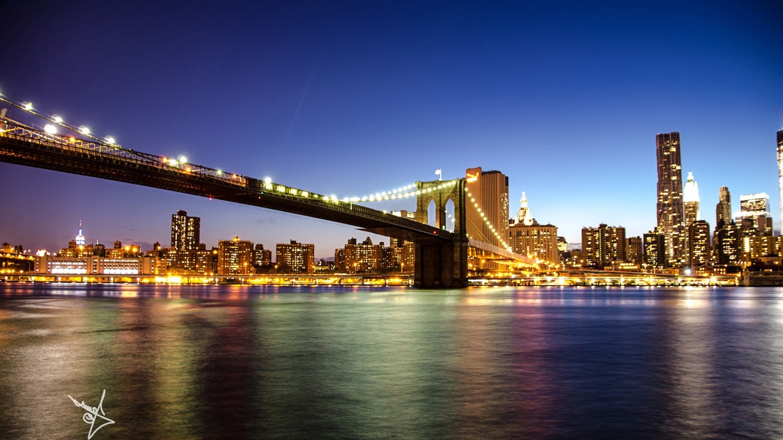 Uma vista do horizonte da cidade da água à noite (ponte do brooklyn, paisagem urbana, cidade, linha do horizonte, marco)