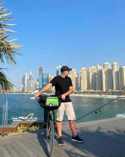 Cyclisme urbain au bord de l'eau avec vue sur les gratte-ciel