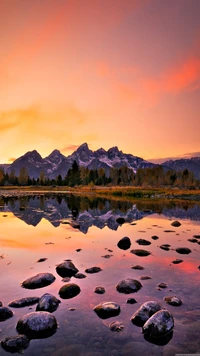 Reflexão de um lago tranquilo ao pôr do sol nas montanhas