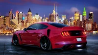 Roter Ford Mustang GT gegen eine Stadtsilhouette bei Dämmerung