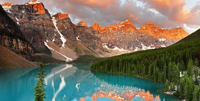 Горный массив с озером и лесом на переднем плане (озеро морейн, озеро луиза, lake louise, долина десяти вершин, банф)