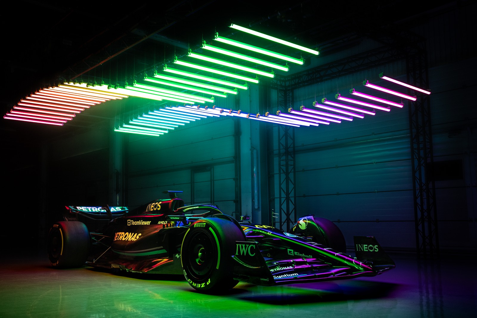 Eine nahaufnahme eines rennwagens in einer garage mit neonlichtern (mercedes amg f1 w14 e performance, neonlichter, formel e rennwagen, elektrische rennwagen, autos)