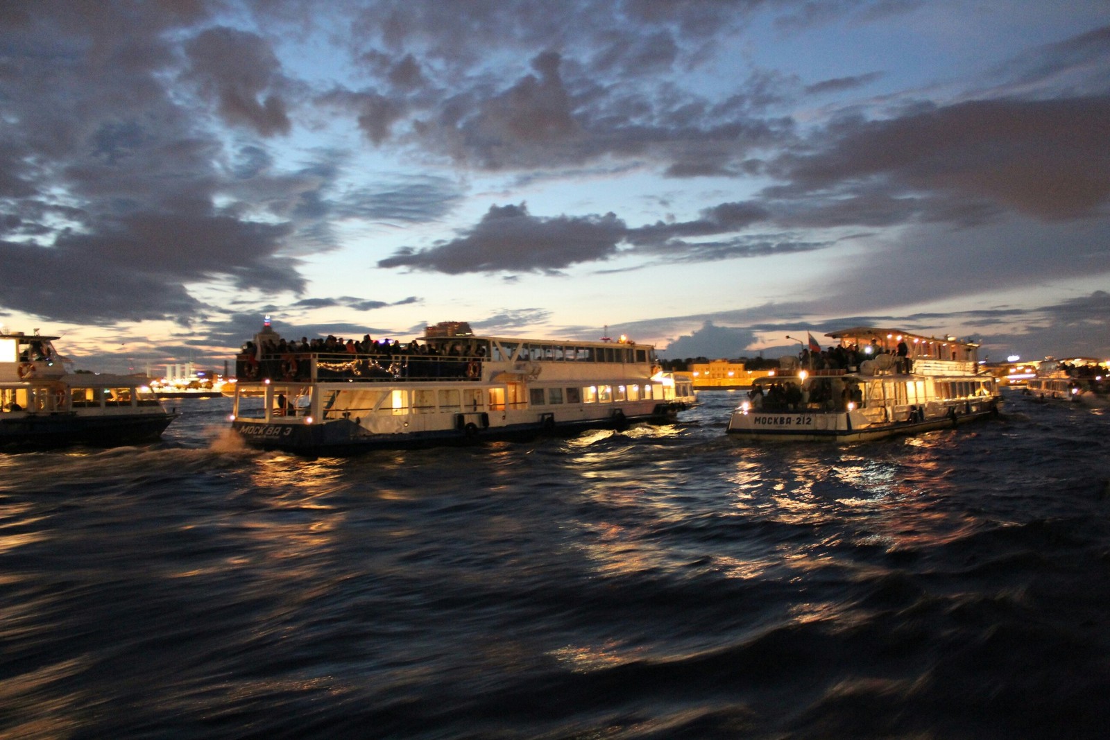 Os barcos estão alinhados na água à noite no porto (por do sol, água, nuvem, via navegável, reflexo)