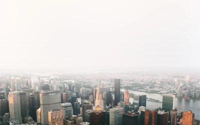 Horizonte da cidade de Nova York com paisagem urbana e horizonte nevoento