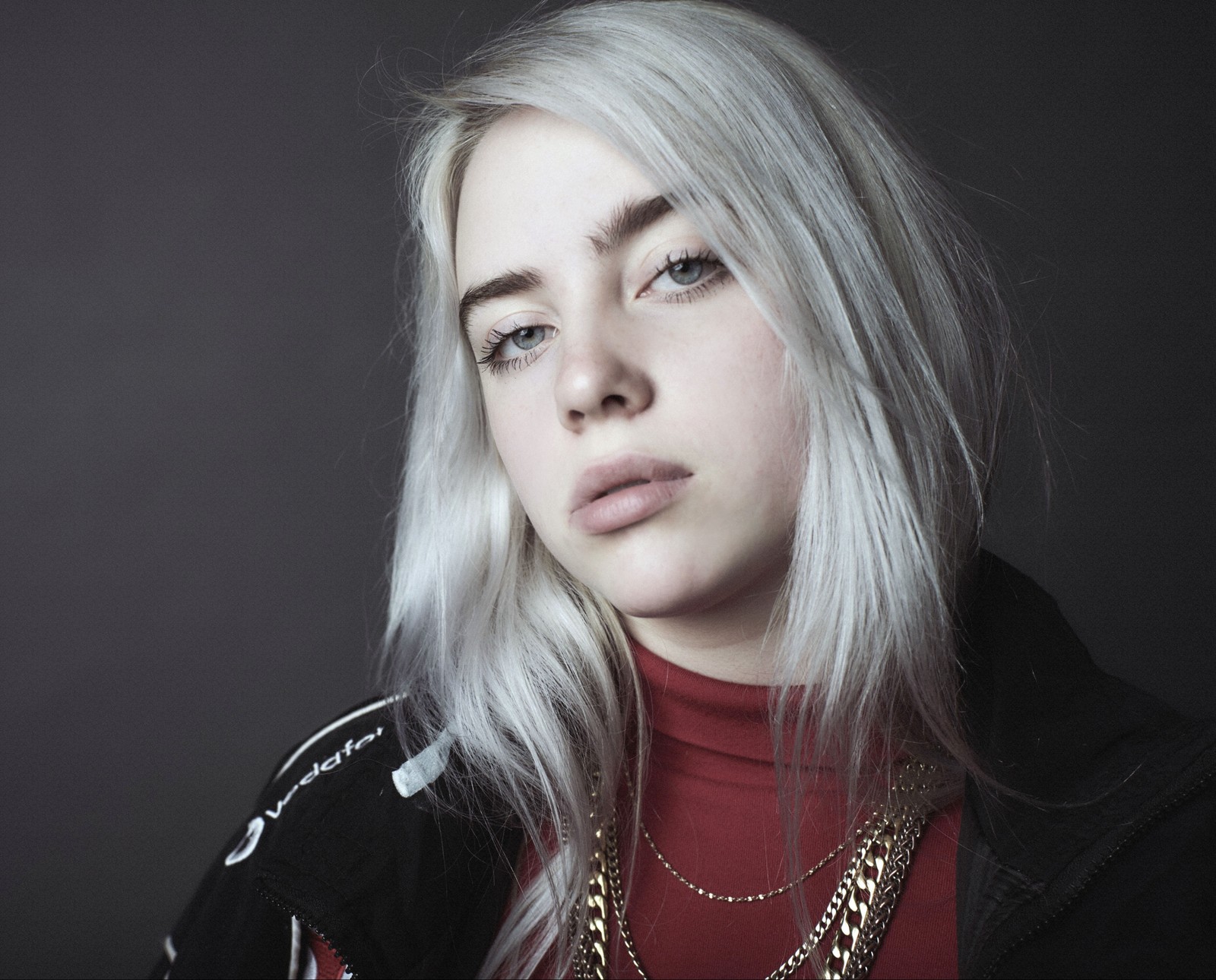 Блондинка с длинными белыми волосами и красным свитером (billie eilish, портрет, американский певец, 5k, 8k)