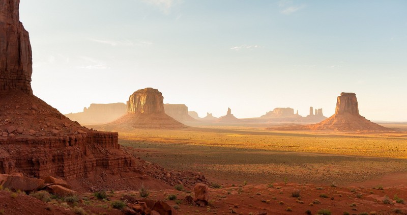 Жирафы в пустыне с видом на горы (долина памятников, monument valley, бют, горные образования, пустыня)