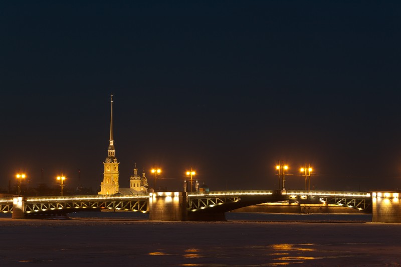 Ночной вид на мост над замерзшей рекой с часовней на заднем плане (петропавловская крепость, ночь, достопримечательность, город, мост)