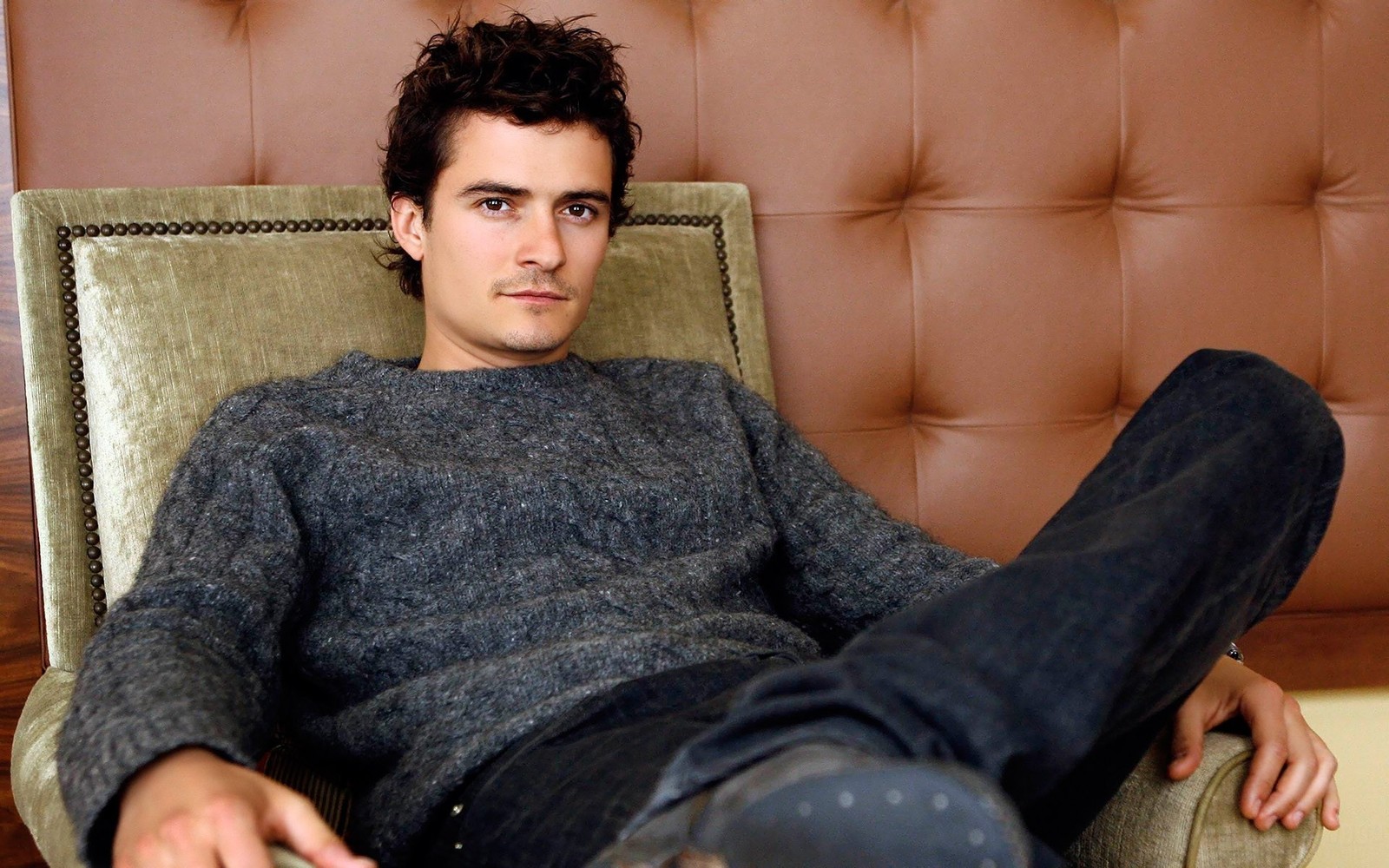 orlando bloom, celebrity, pants, brown hair Download Wallpaper