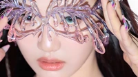 Ningning de aespa présente un look futuriste frappant avec des lunettes artistiques et un maquillage audacieux.