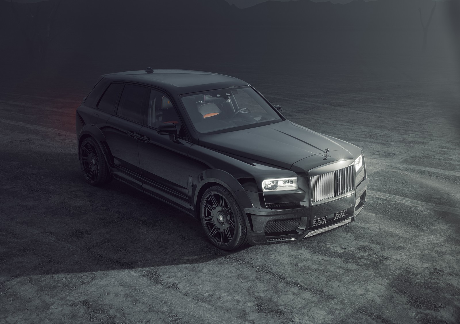 Eine nahaufnahme eines schwarzen suvs, der auf einem feld geparkt ist (rolls royce cullinan black badge, spofec, schwarze autos, 2021, 5k)