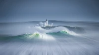 Calma en medio de la tormenta: olas rompiendo bajo cielos brumosos