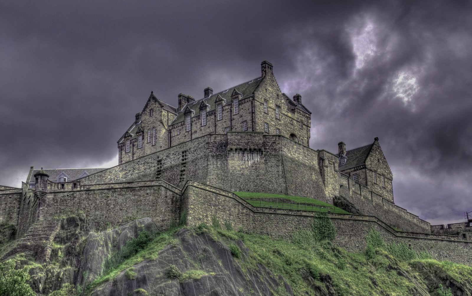 Arafed view of a castle on a hill with a cloudy sky (castle, cloud, medieval architecture, building, highland)