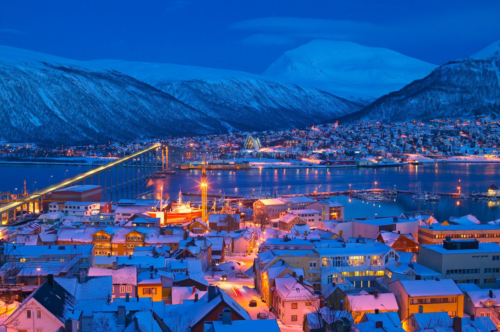 Uma vista de uma cidade com uma ponte sobre um rio (aurora, cidade, montanha, cadeia de montanhas, inverno)