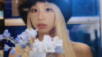 Chaeyoung von TWICE mit einem zarten Blumenarrangement, das Eleganz und Charme ausstrahlt.