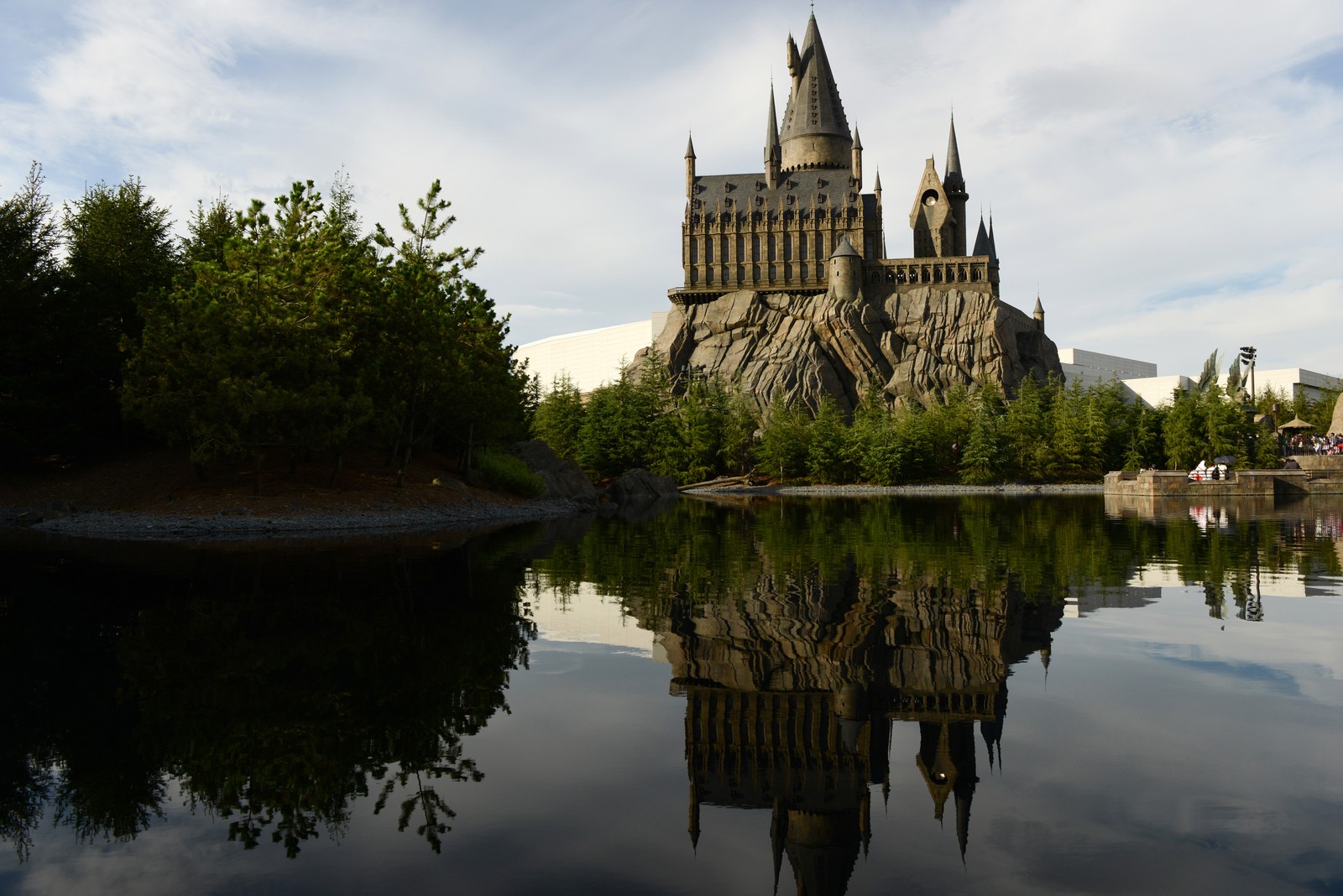 Arabische burg mitten in einem see mit ihrem spiegelbild (die zauberwelt von harry potter, harry potter, vergnügungspark, reflexion, wasser)