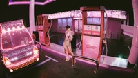 Um ambiente vibrante e estiloso com um membro de um grupo de garotas coreano em um posto de gasolina iluminado por neon, incorporando uma estética divertida e ousada.