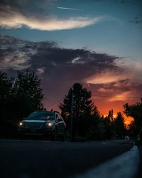 Coche de tamaño mediano al atardecer en un camino sereno