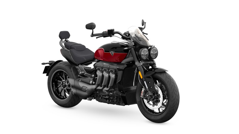 Близкий план мотоцикла, припаркованного на белой поверхности (triumph rocket 3 gt, 2024, 5k, 8k, белый фон)