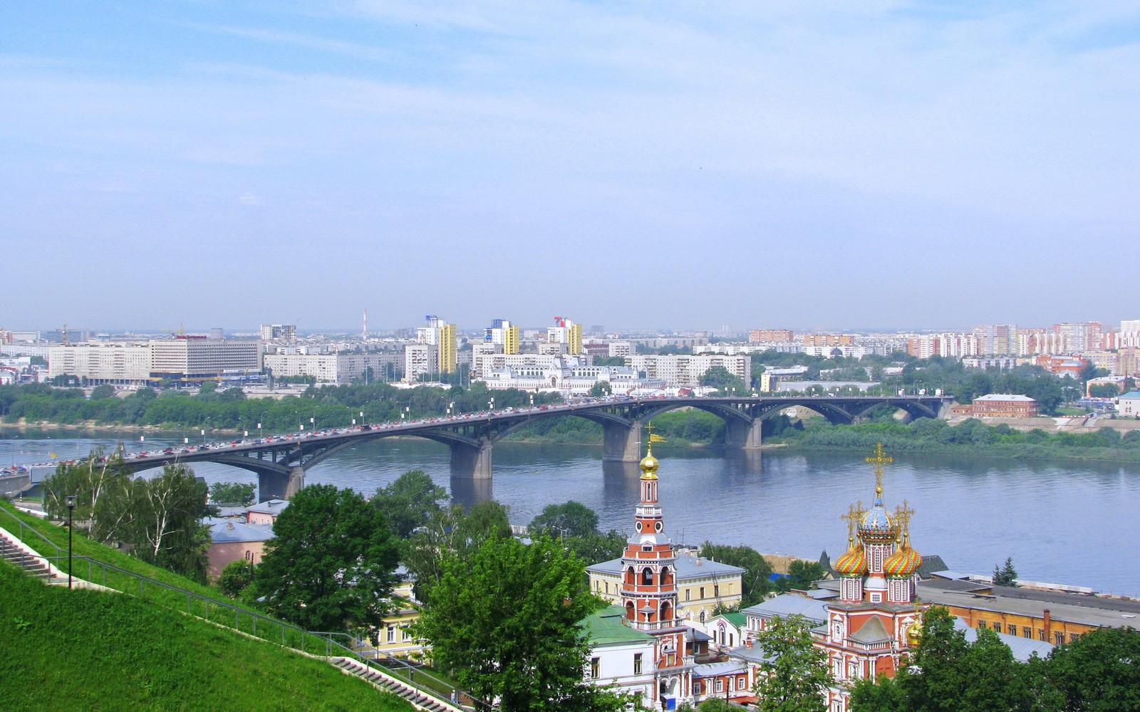 Вид на мост через реку с городом на заднем плане (город, городская территория, река, дневное время, достопримечательность)