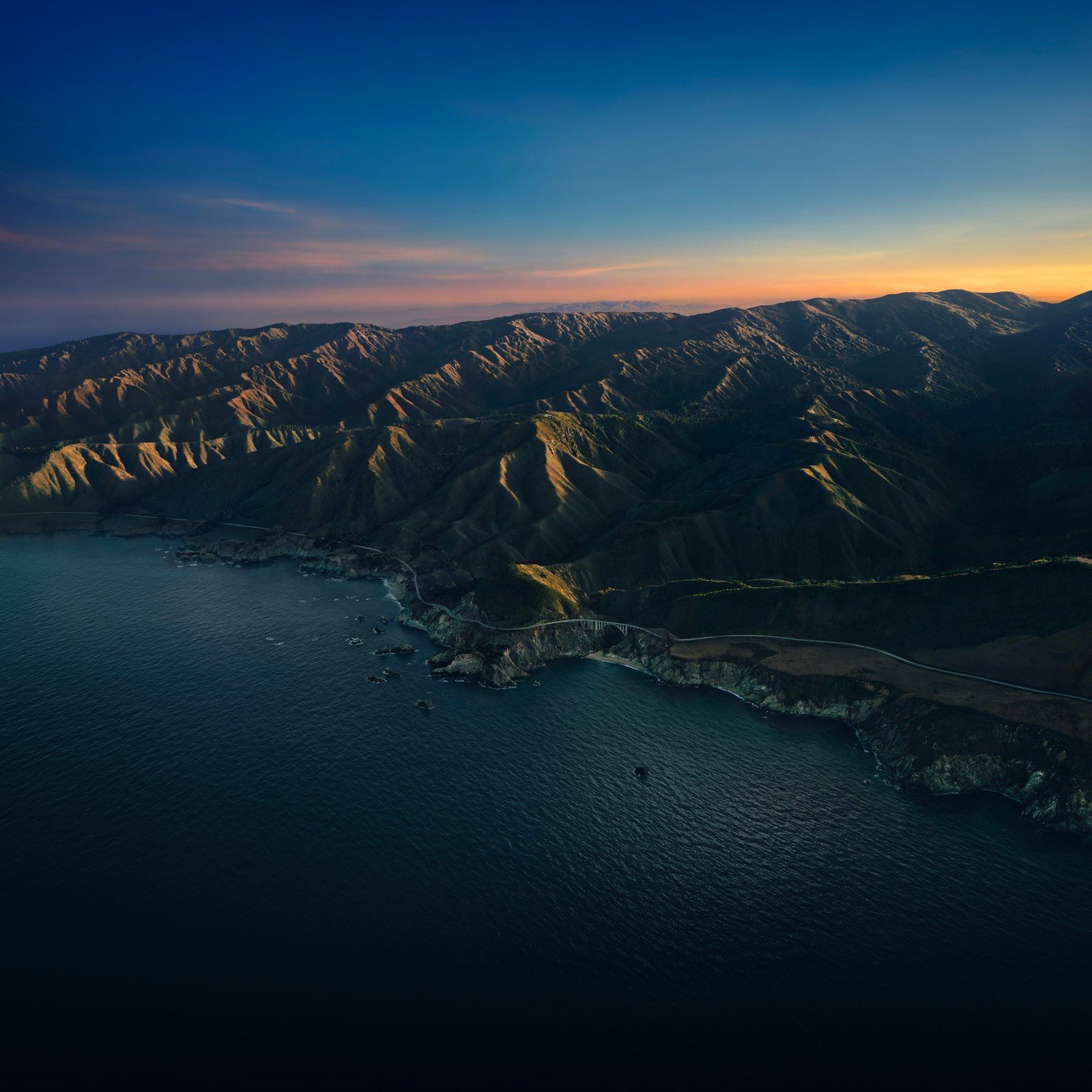 Vue d'un grand plan d'eau près d'une chaîne de montagnes (big sur, aube, montagnes, ciel dégagé, lever de soleil)