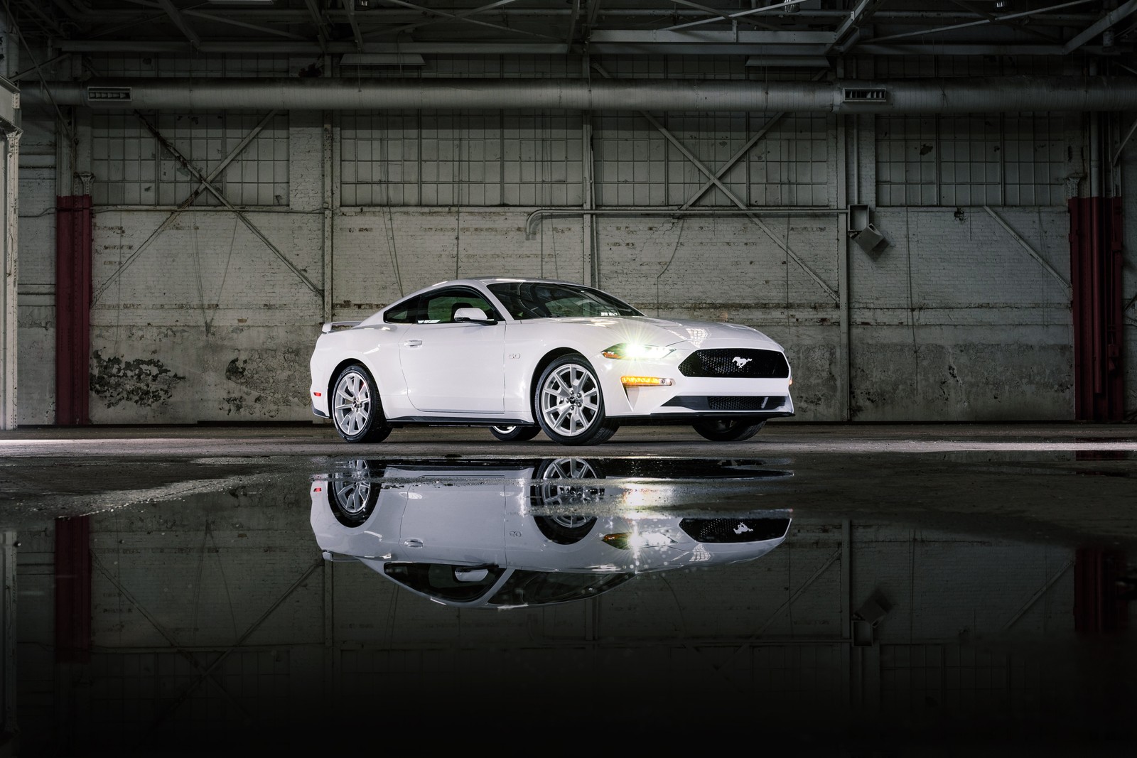 Арабская белая машина в гараже с отражением на полу (форд мустанг gt, ford mustang gt, ice white appearance package, 2022, белые машины)