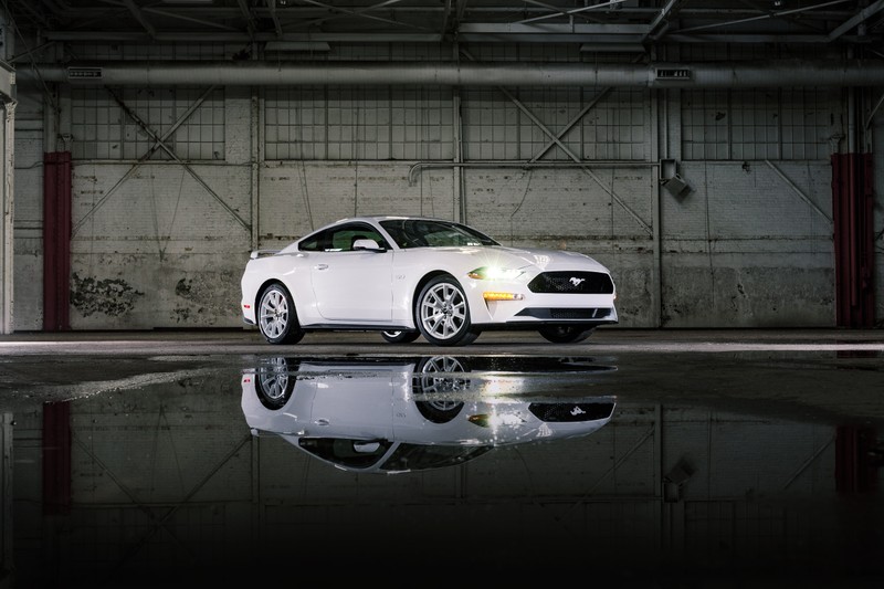 Арабская белая машина в гараже с отражением на полу (форд мустанг gt, ford mustang gt, ice white appearance package, 2022, белые машины)