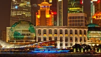 Lebendige nächtliche Stadtlandschaft von Downtown Shanghai mit ikonischen Wolkenkratzern und dem Oriental Pearl Tower.