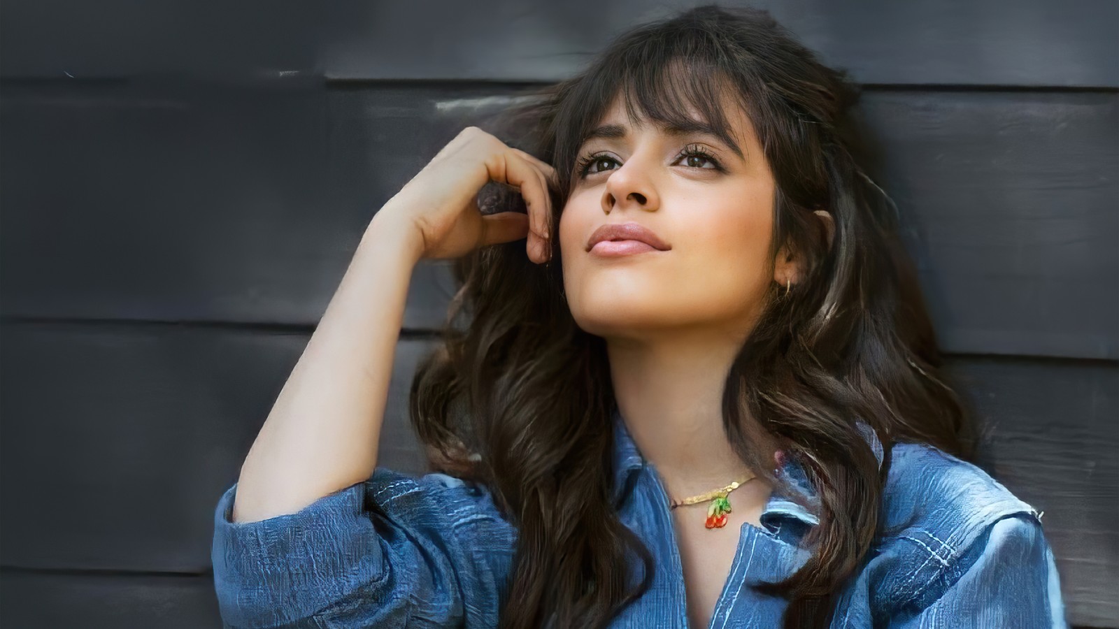 Un gros plan d'une femme avec de longs cheveux et une chemise en denim (camila cabello, chanteur américain, 5k, gens, fond décran 4k)