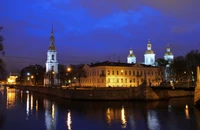 Reflexión vespertina de los monumentos de San Petersburgo a lo largo de la vía fluvial