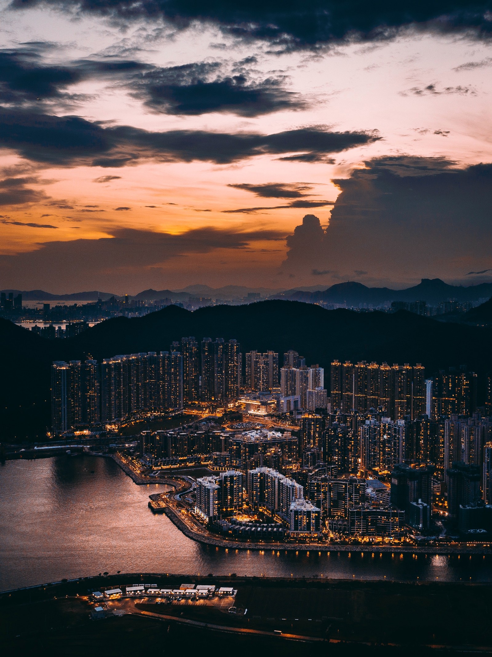 Imagem desfocada de uma cidade ao crepúsculo com um barco na água (nuvem, atmosfera, dia, água, natureza)