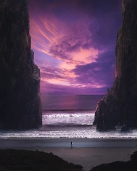 Paysage maritime surréaliste du soir : Un surfeur solitaire sous un ciel violet rêveur