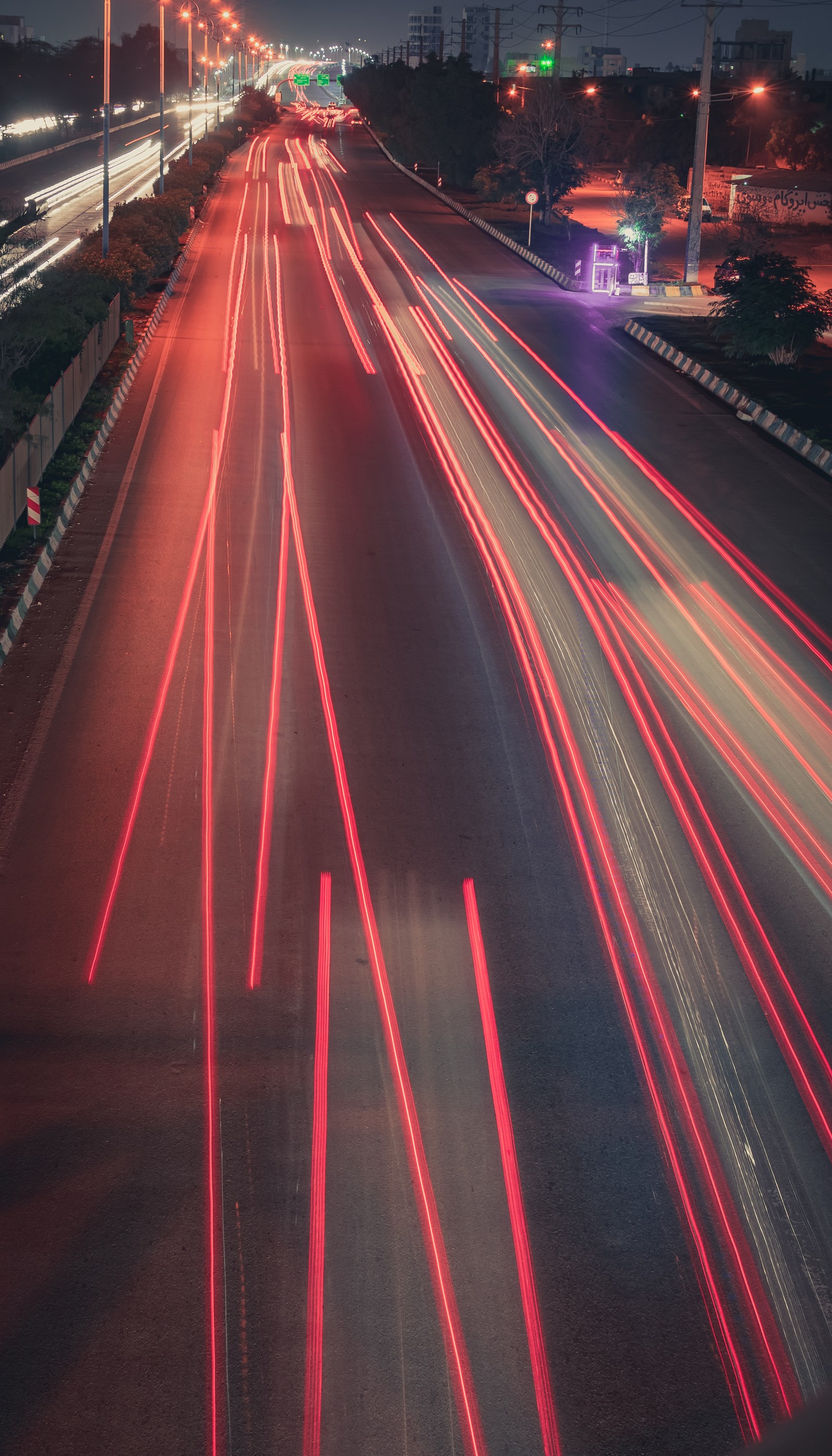 Vista de pájaro de una autopista con mucho tráfico de noche (rojo, ligero, camino, carretera, carril)