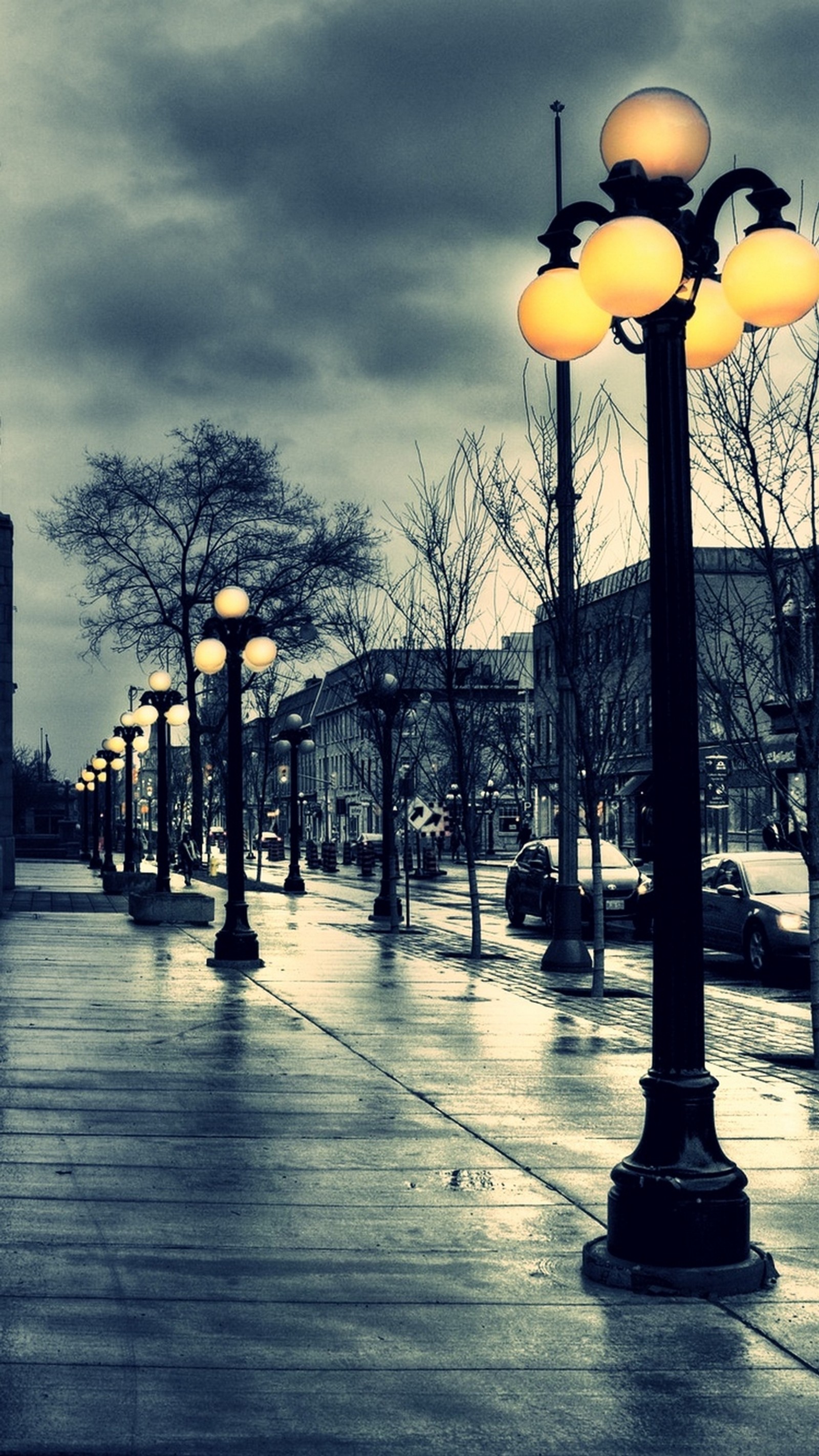 Vista hermosa de una calle con luces y coches en un día lluvioso (asombroso, nubes, luces, naturaleza, noche)