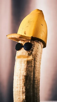 Banane avec chapeau en fer et lunettes de soleil