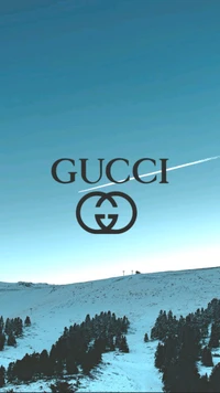 Logo Gucci contre un paysage hivernal serein