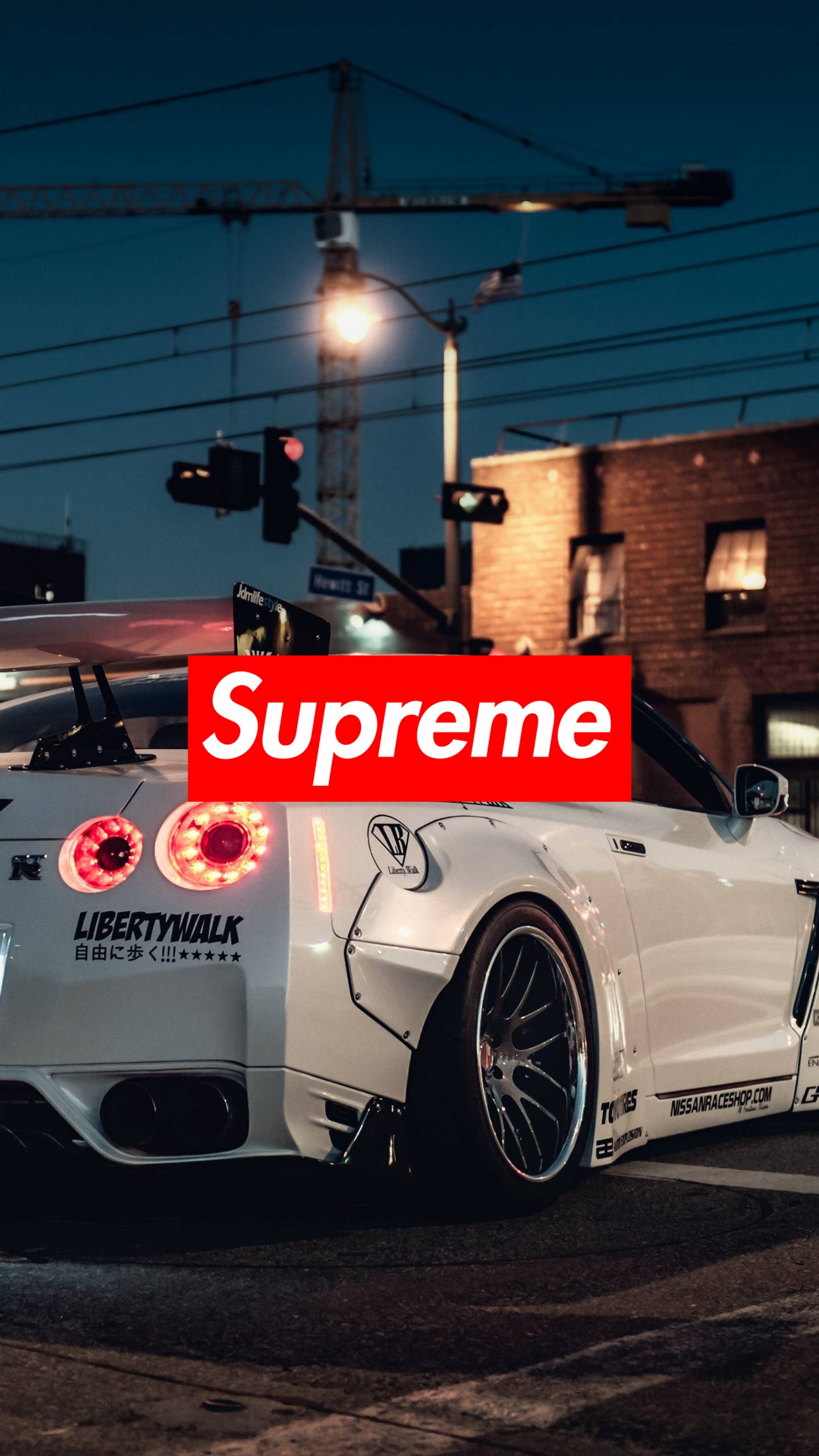 Un primer plano de un coche deportivo blanco con una caja supreme en la parte de atrás (coche, coches, gtr, liberty walk, logos)