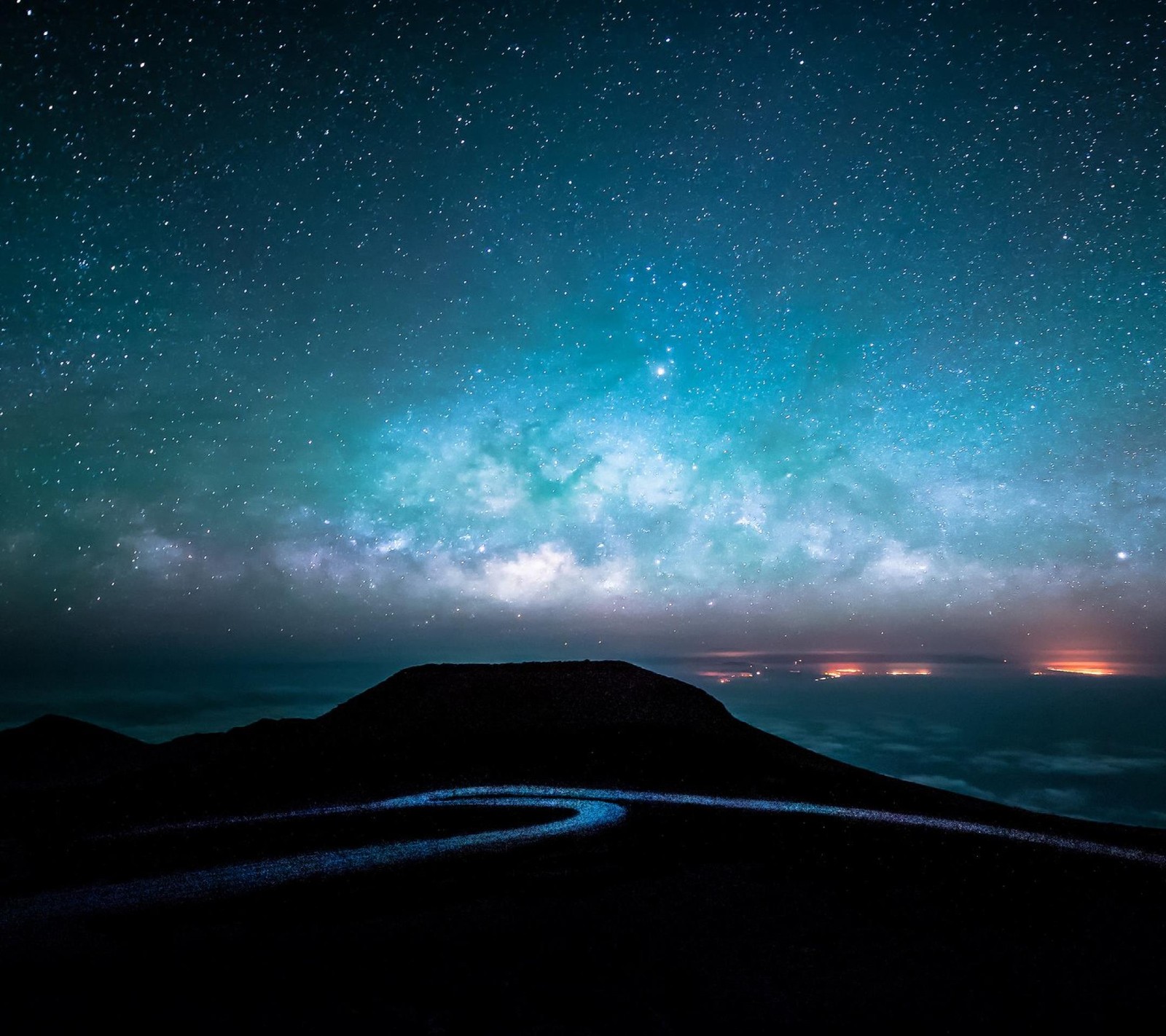 Uma vista da via láctea e das estrelas acima das nuvens (dwf, fds)