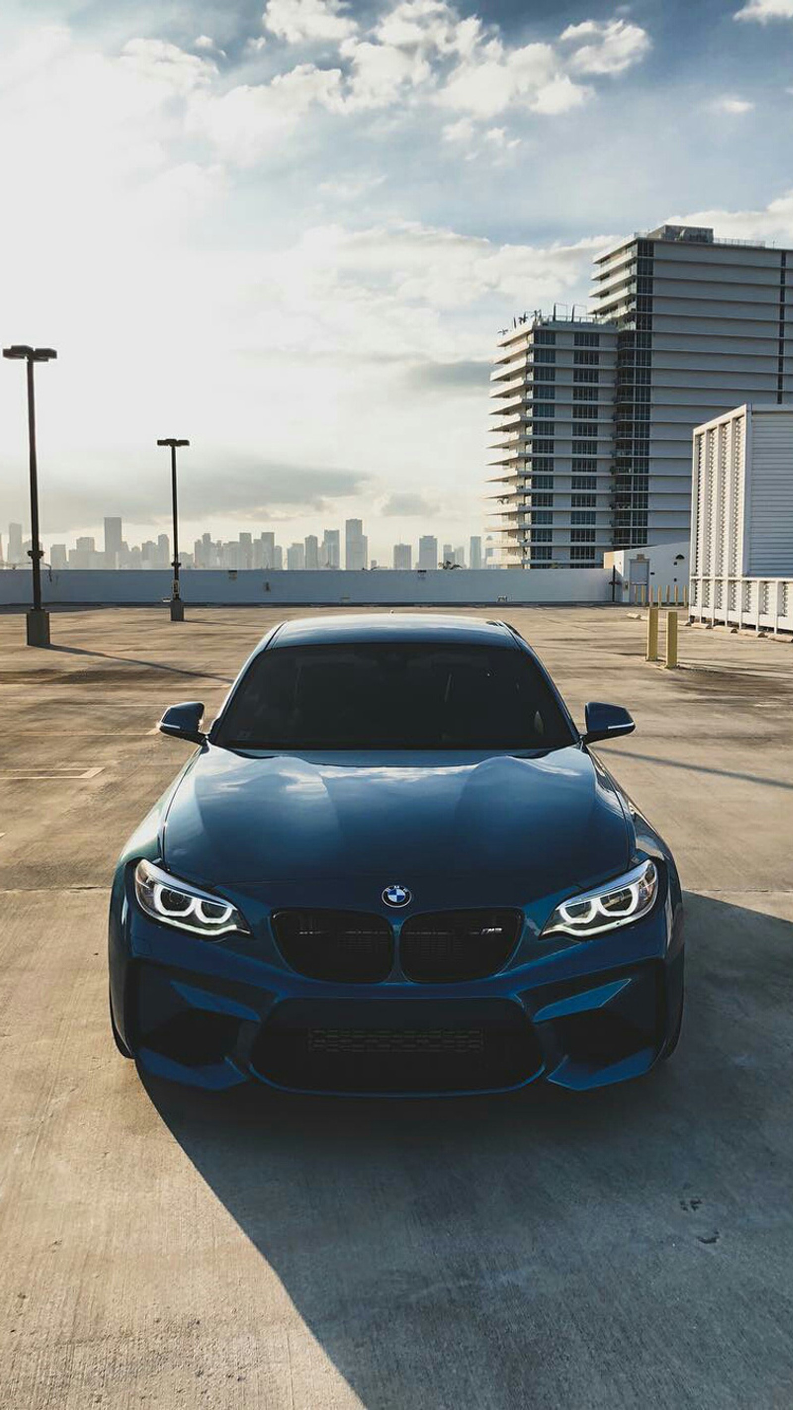 Vista aérea de un coche bmw azul estacionado en un estacionamiento (bmw, coche, coupé, vista frontal, m power)