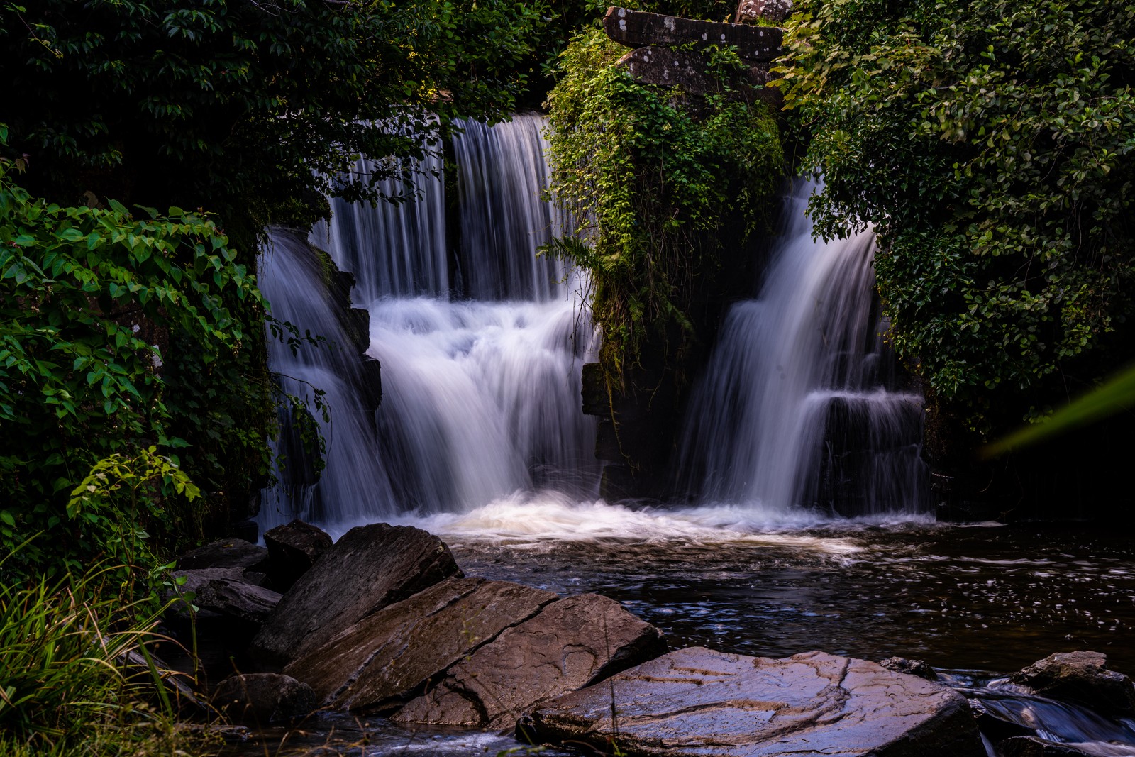 Un primer plano de una cascada con mucha agua saliendo de ella (cascada, naturaleza, agua, rio, paisaje)