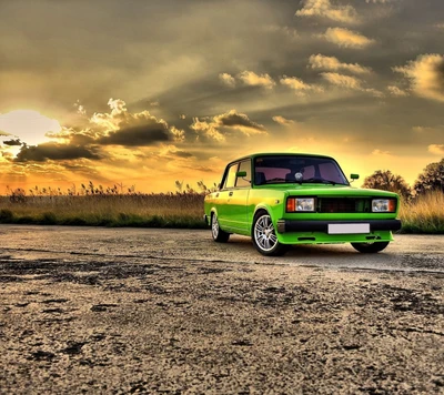 Lada verde vibrante contra um pôr do sol deslumbrante