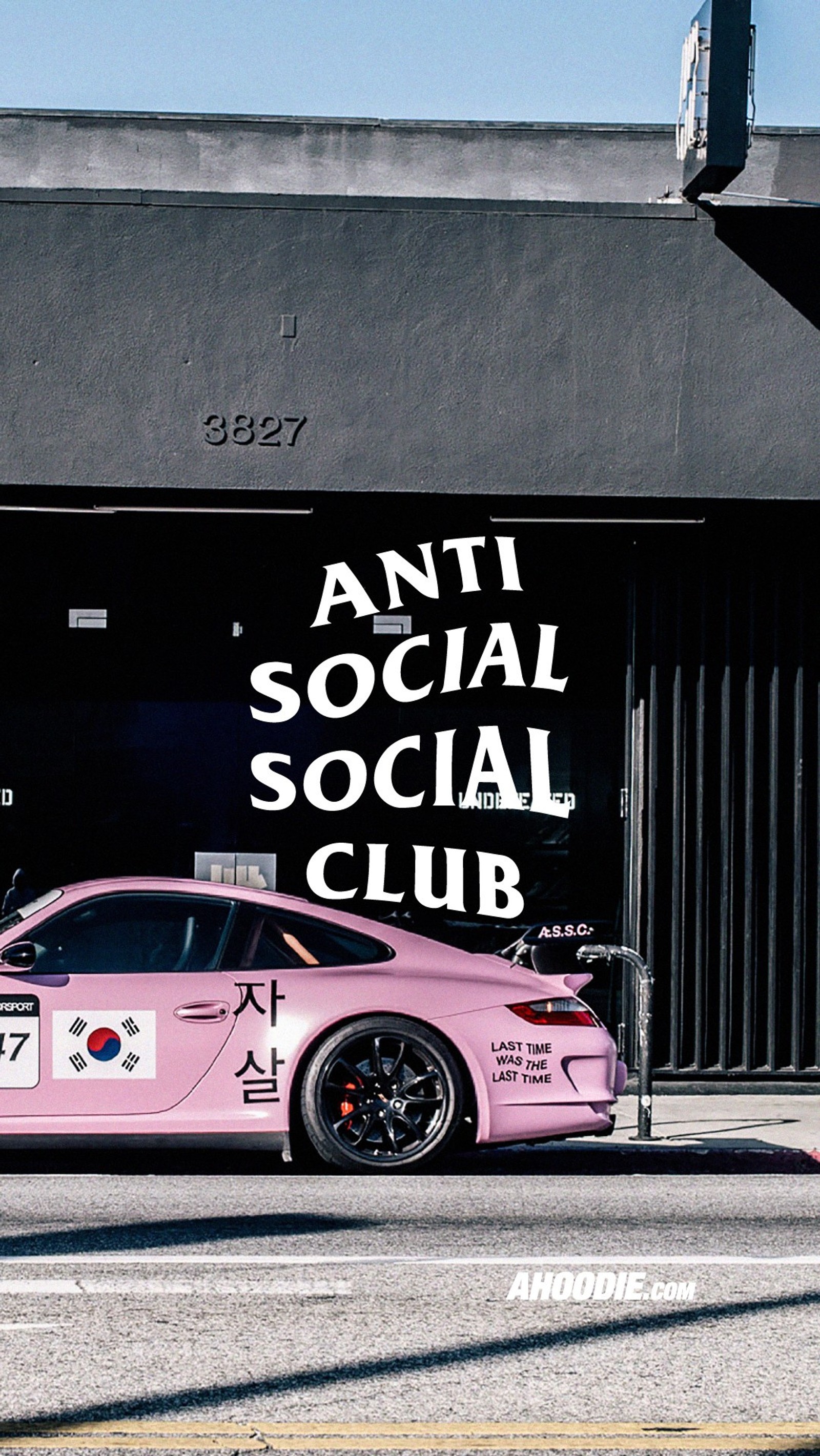 Um carro rosa estacionado em frente a um prédio com uma placa nele (assc, hypebeast, porsche, trill)