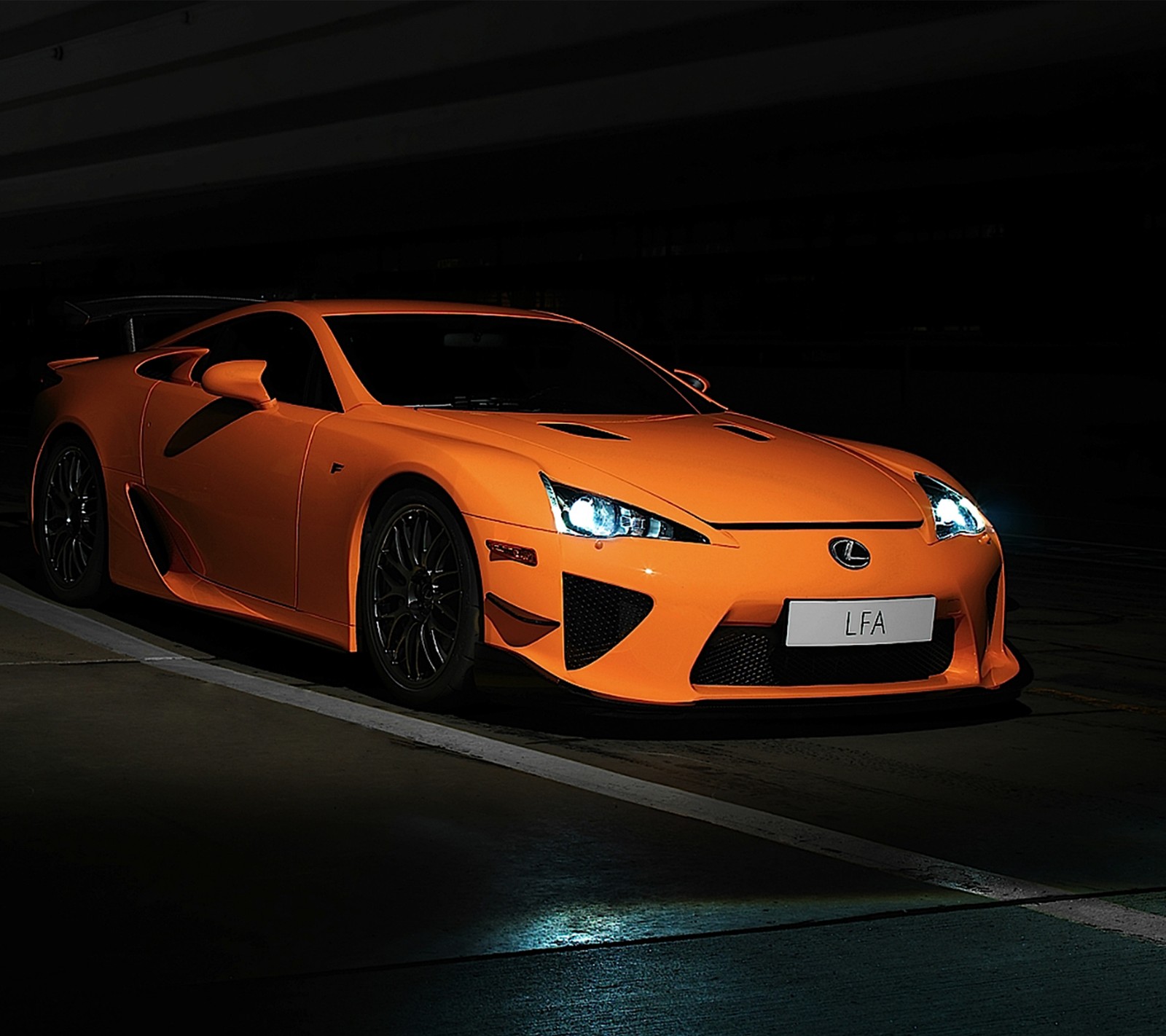 Luftaufnahme eines orangefarbenen sportwagens, der nachts in einer garage geparkt ist (klasse, schnell, wütend, lfa, bedarf)