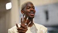 Stylischer Lil Nas X präsentiert glamouröse Nagelkunst beim Meet Gaga 2024