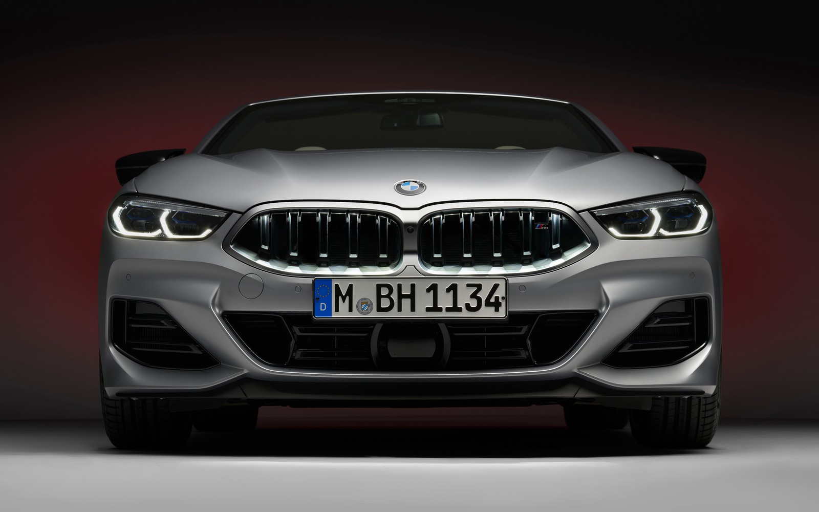 Передняя часть серебристого bmw с красным фоном (bmw m850i xdrive cabrio, 2022, 5k, 8k, машины)