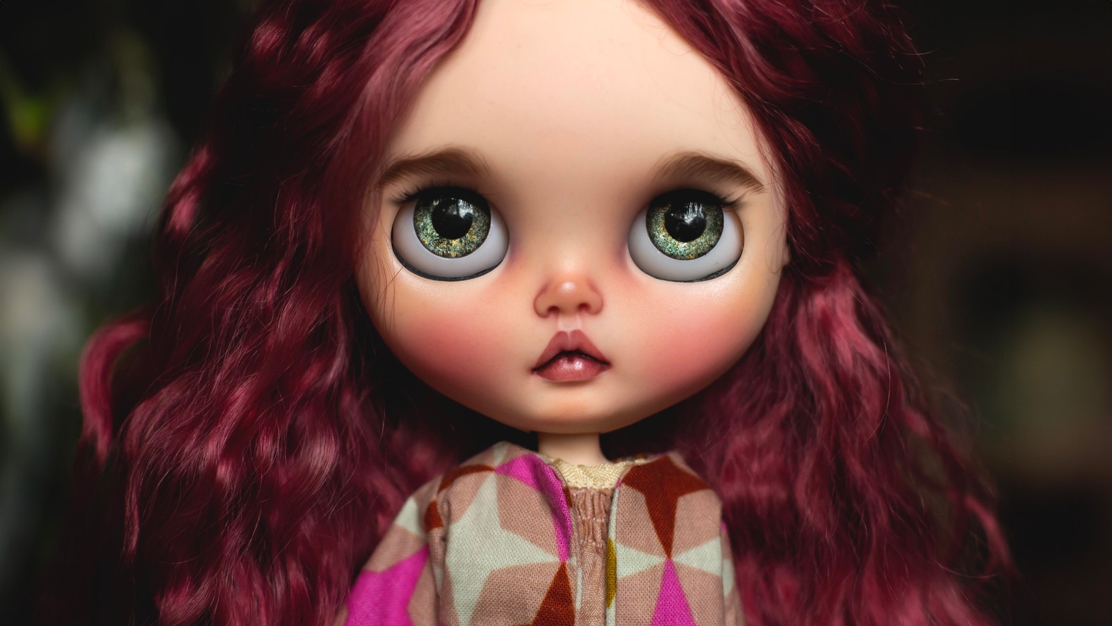 Primer plano de una muñeca con cabello rojo y grandes ojos (muñeca blythe, chica linda, 5k, lindo, fondo de pantalla 4k)